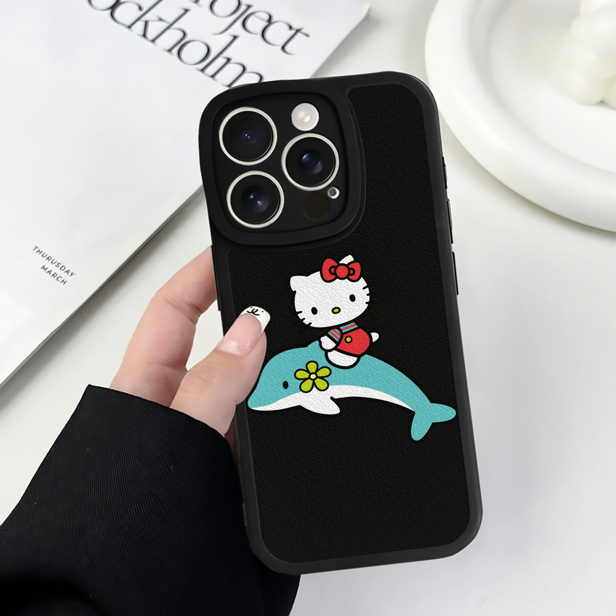 （画像用） Hello Kitty ハローキティ 【iPhone 16シリーズ対応】シリコンスマホケース（レザー調） 材質：シリコン